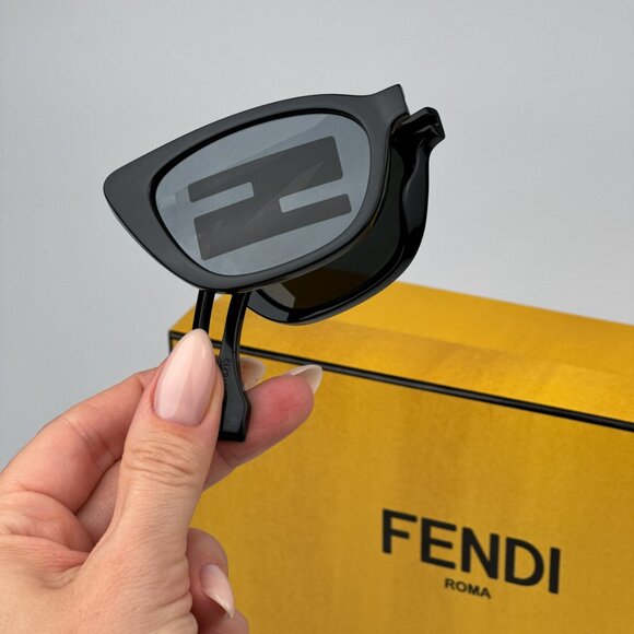 Fendi FE40089I 01C FOLDING BRAND NEW Sunglasses Black Mirror Pattern Women - Picture 1 of 12